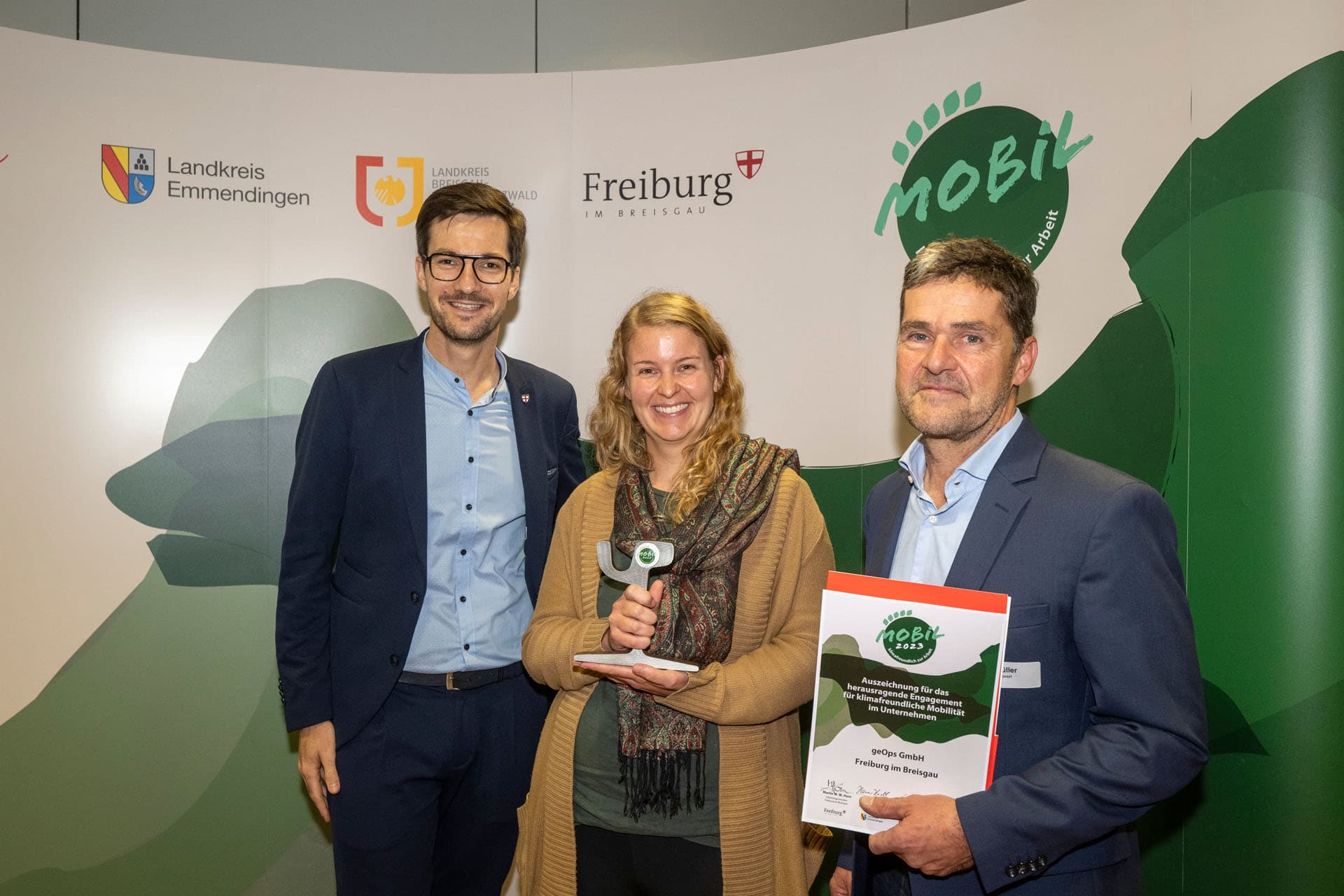 2023 nimmt Elke gemeinsam mit Uli Müller, rechts, das MobilSiegel für geOps entgegen. Es ist eine Auszeichnung für Unternehmen und Organisationen, die sich aktiv für klimafreundliche und nachhaltige Mobilität einsetzen, insbesondere durch eine umweltfreundliche Gestaltung der betrieblichen Mobilität wie Arbeitswege und Dienstfahrten.